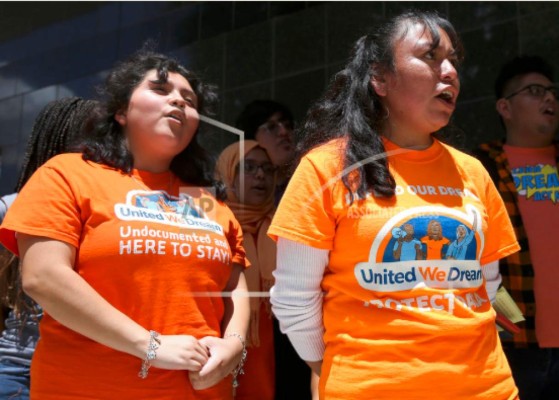 Juez exime a gobierno de aceptar nuevas solicitudes de DACA