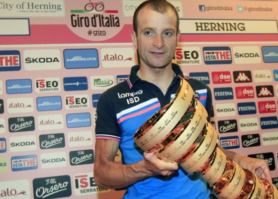 Ciclista Michele Scarponi, ganador del Giro 2011, muere atropellado por una camioneta