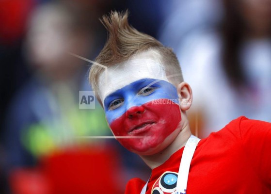 Los curiosos looks que aficionados visten en el Mundial Rusia 2018