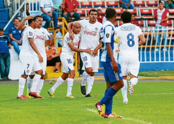 Olimpia es líder con apuros