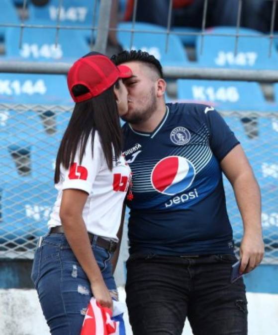 FOTOS: Bellas y enamoradas, así llegaron las aficionadas de Olimpia y Motagua al clásico