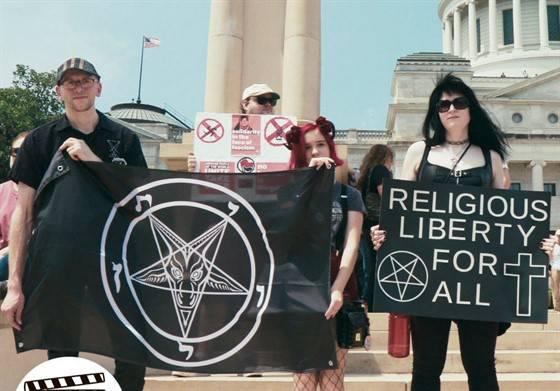 Iglesia de Satán provoca controversia por su estatus legal, 11 mandamientos y nueve preceptos