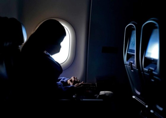 Bloquear asientos en avión reduce riesgo de covid, dice estudio
