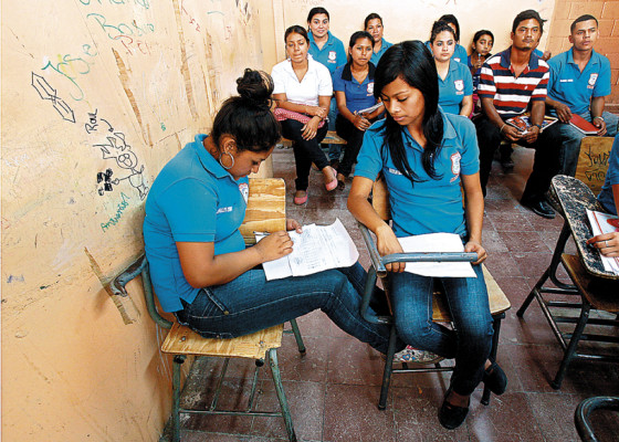 Educación adquiere 14,000 pupitres