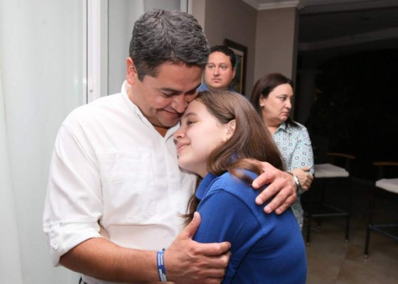 Así votó la bella Ana Daniela, hija de Juan Orlando Hernández