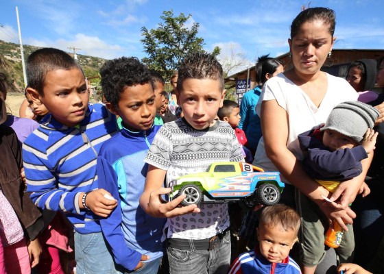 'Regale un juguete en Navidad” causa mágicas sonrisas en los niños