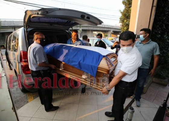 Trasladan restos de Chelato Uclés a funeraria Espíritu Santo en Tegucigalpa