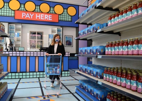 El Museo del Diseño encontró la forma de sortear la prohibición pandémica, convirtiendo su tienda en un supermercado de artículos de primera necesidad. FOTO: AFP