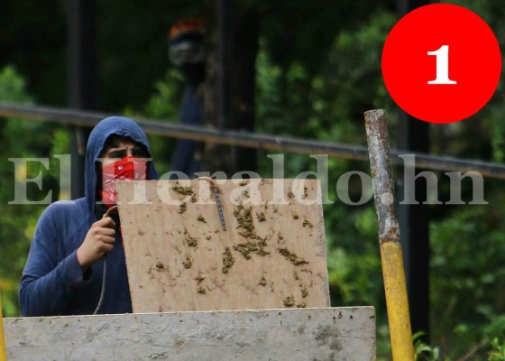 1. TOMAS EN LA UNAH:Más de 60 días ha estado tomada la Universidad Nacional Autónoma de Honduras (UNAH), por los miembros del Movimiento Estudiantil Universitario (MEU). Este grupo de supuestos estudiantes cerraron todos los accesos de los edificios en Ciudad Universitaria desde el pasado 11 de junio del 2017.