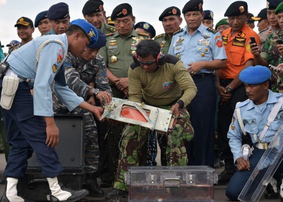 Cajas negras de avión de AirAsia remontadas a la superficie