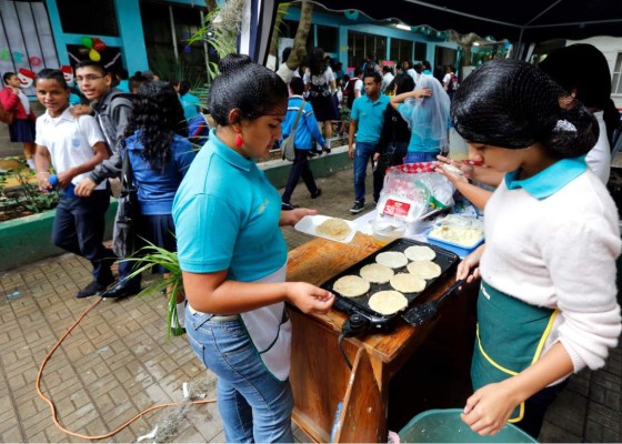 Feria catracha en el Instituto Hibueras
