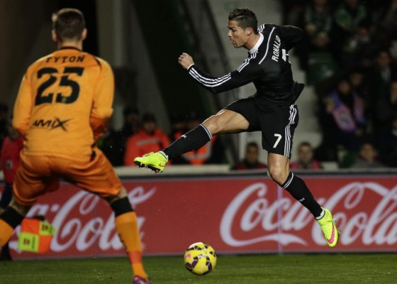 Real Madrid triunfa ante Elche con goles de Benzema y Cristiano