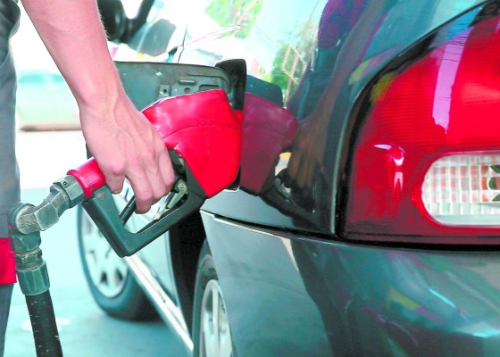 Gobierno asumió alzas a precios de combustibles