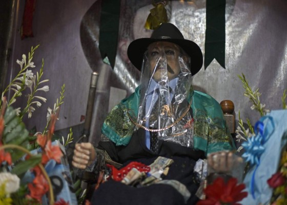 Guatemaltecos rinden culto a santo que veneran pandilleros y prostitutas