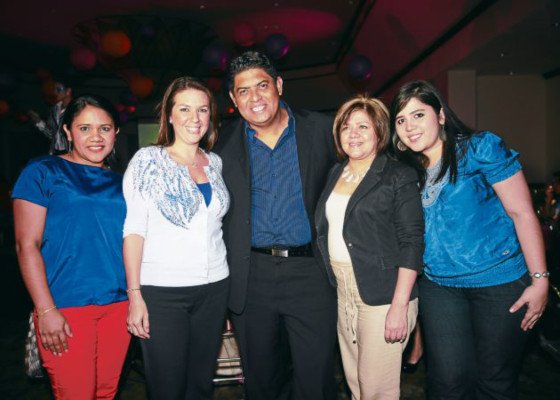 Brindan por el éxito de la revista Eva