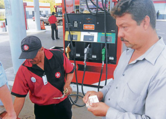 Gasolinas bajan por enésima vez