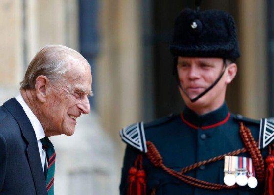 Reina Isabel II regresa a sus deberes reales tras deceso de Felipe