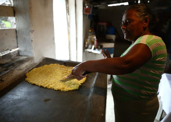 Doña Carmen Pozo prepara el tradicional dulce de piña. Fotos: Emilio Flores/EL HERALDO.