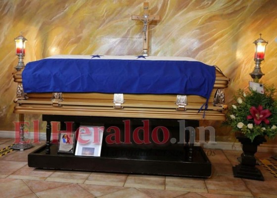 Trasladan restos de Chelato Uclés a funeraria Espíritu Santo en Tegucigalpa