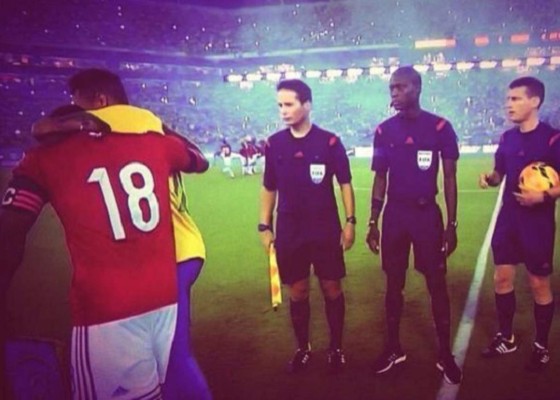 El abrazo entre Neymar y Zúñiga 63 días después de la lesión