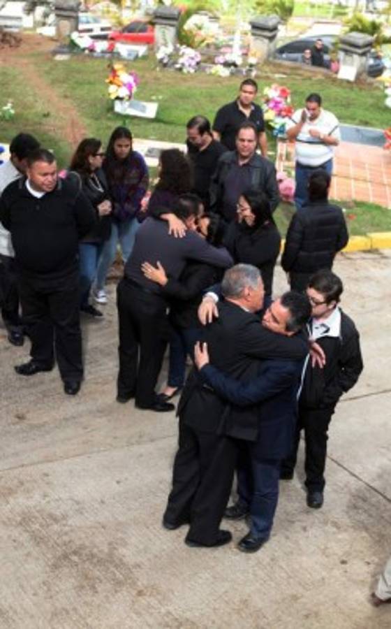 Sentida despedida de familia y amigos al poeta José Adán Castelar