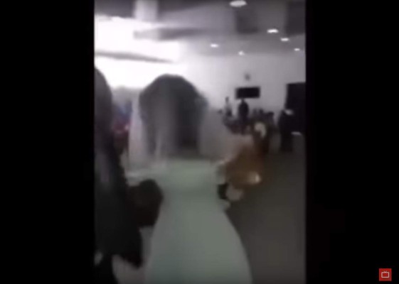 VIDEO: Amante interrumpe boda usando vestido idéntico al de la novia