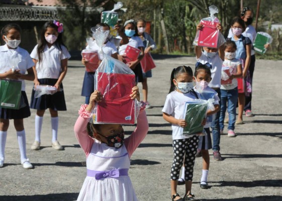 En la aldea Monte Redondo Sur no faltó el apoyo a la educación