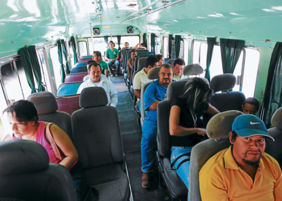 Cada usuario pierde cinco horas diarias en el transporte