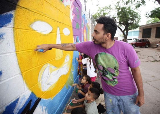 El grafitero Roger Roke hace mural en Honduras