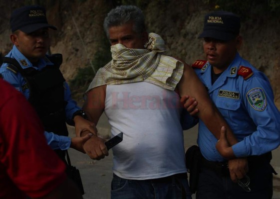 FOTOS: Momento en el que policías lanzan gas lacrimógeno a manifestantes de la aldea Yaguacire