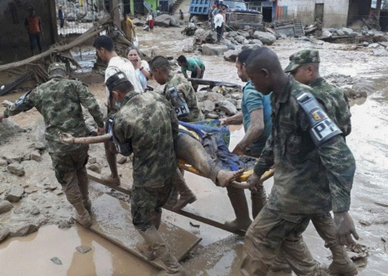 Desgarradoras imágenes de la avalancha que dejó más de 100 muertos en Colombia