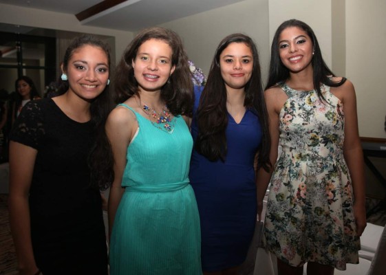 Hermosa velada juvenil en honor a la quinceañera