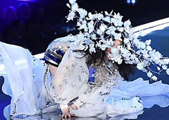 La terrible caída de Ming Xi durante el desfile de Victoria´s Secret en Shanghai