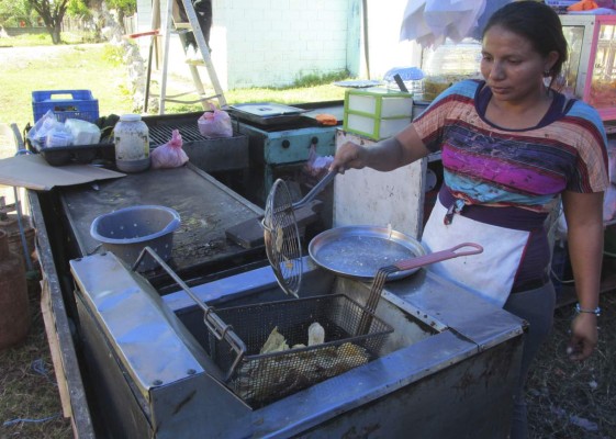 Feria patronal reactiva economía informal en el sur