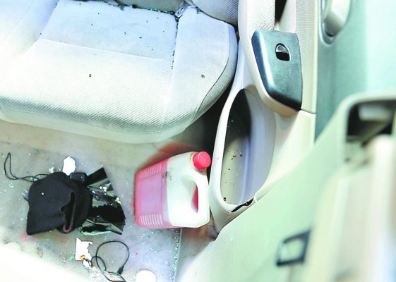 En el Honda Civic fueron encontrados dos galones de combustible, foto: Estalin Irías / EL HERALDO.