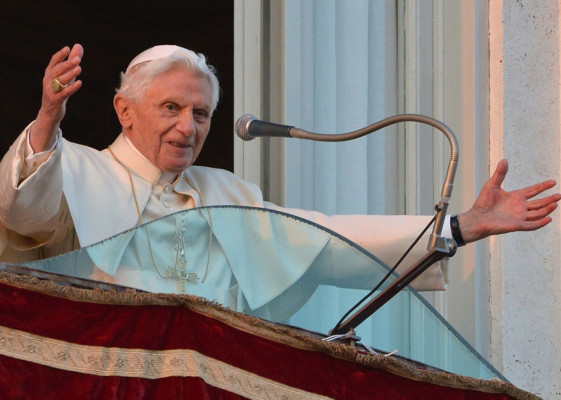 Benedicto XVI deja de ser Papa y se convierte en 'simple peregrino'