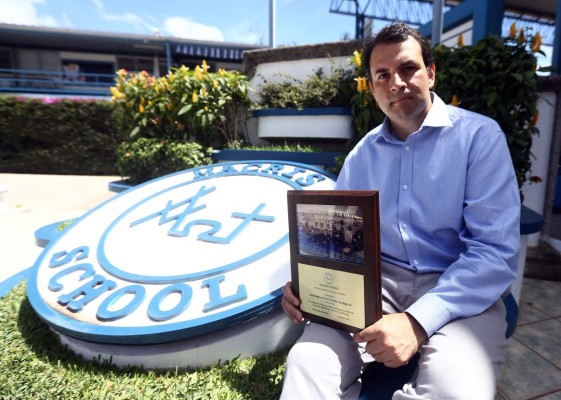 Macris School reconoció a exalumno estrella