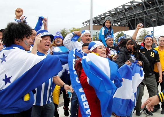 Los aficionados catrachos llegan a gritar por la Selección de Honduras