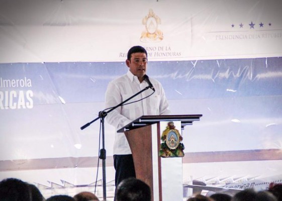 Gobierno firmó contrato del proyecto de aeropuerto de Palmerola &nbsp;&nbsp;