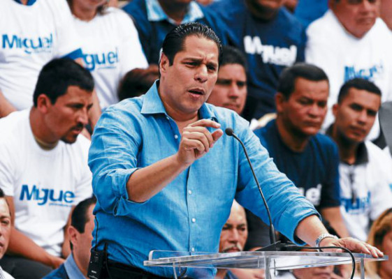 Miguel Pastor lanza precandidatura a la Presidencia de Honduras