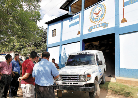 Encuentran muerto a maestro en colegio