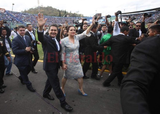 Ana García de Hernández deslumbra con elegante vestido durante toma de posesión