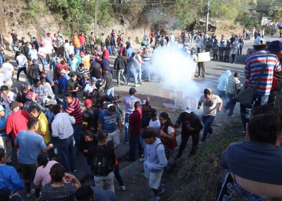 FOTOS: Momento en el que policías lanzan gas lacrimógeno a manifestantes de la aldea Yaguacire