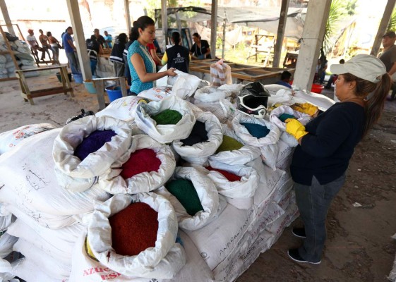 Teñidas 11 tonalidades de aserrín para alfombras