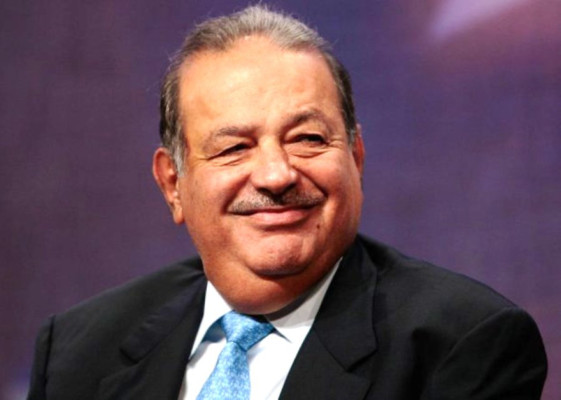 Carlos Slim regala smartphones y tablets a equipo de fútbol tras triunfo