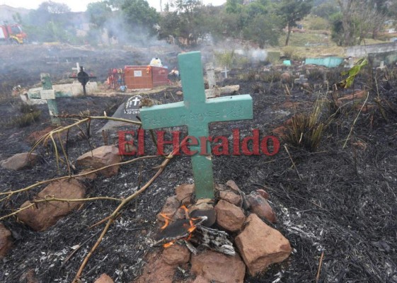 Fotos: Así fue el voraz incendio que consumió varias tumbas del cementerio Sipile en Comayagüela