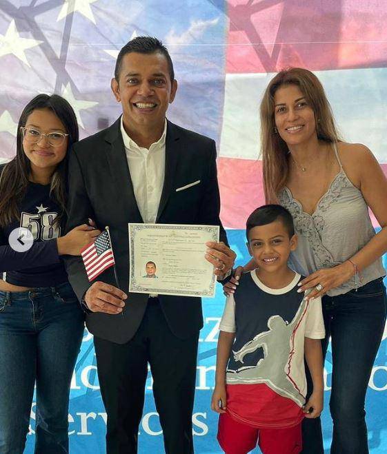 Amado Guevara acudió a la juramentación junto a su esposa e hijos.