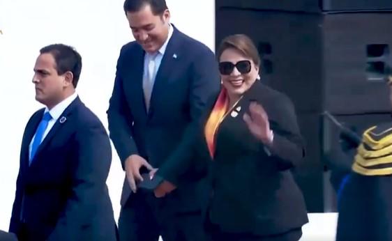 El look que lució la presidenta Xiomara Castro en la investidura de Bukele