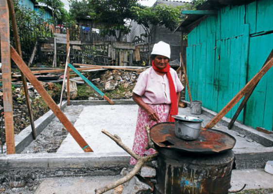 Doña María Ortiz urge de alimentos y medicinas
