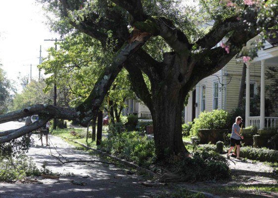 Isaías azota Carolina del Norte y hay riesgo de inundaciones mortales